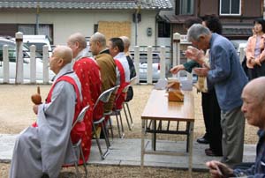 慰霊のため読経