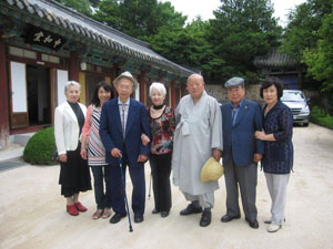 仏国寺李性陀住職と記念撮影