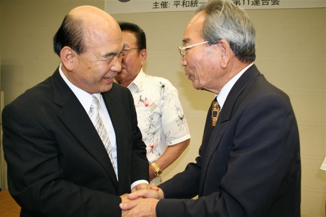 韓昱洙会長と握手