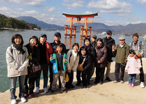 宮島大鳥居の前