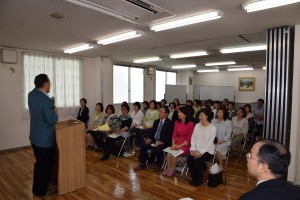 日本語レベルを高めるようメッセージを語る大塚会長