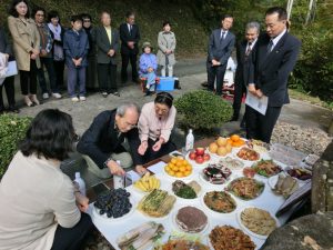 韓会長がお酒を供える