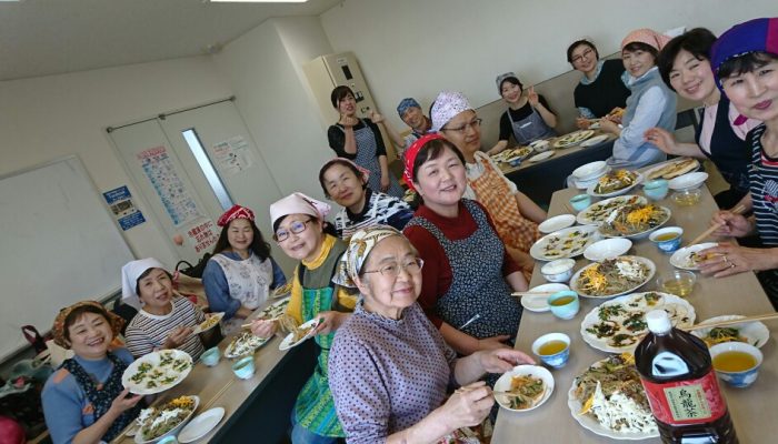春の料理と参加者たち