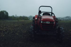 雨に濡れる農業用トラクター